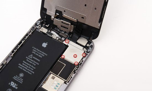 Innere Schrauben von iPhone 6 abschrauben