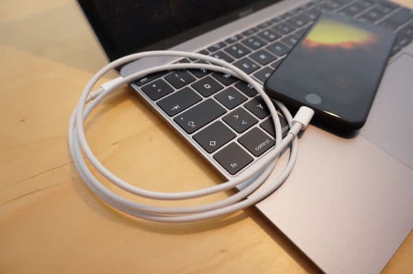 iPhone mit Mac verbinden durch Lightning-Kabel