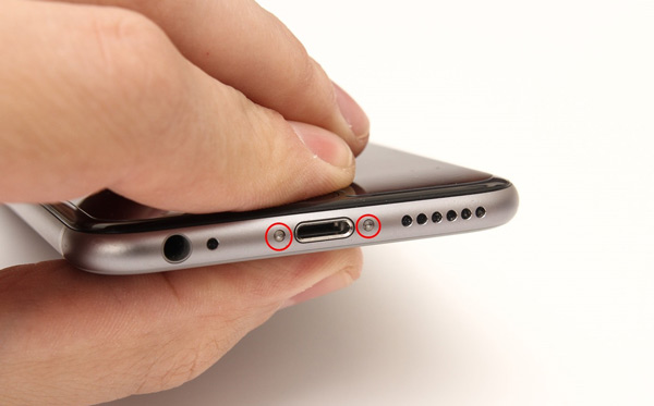 Schrauben auf der Unterseite des iPhone 6 entfernen